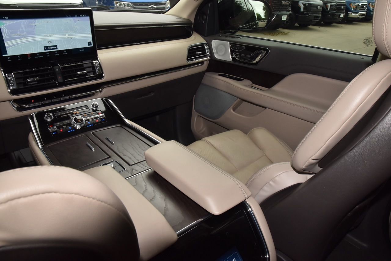 Used 2024 Lincoln Navigator Reserve AWD/4WD image 16