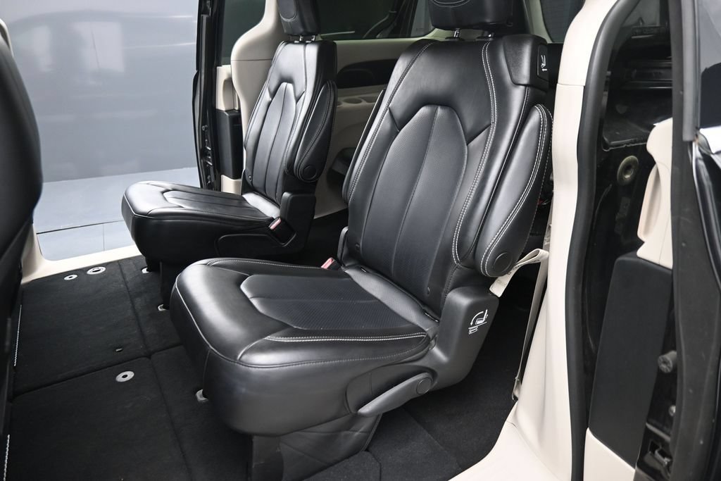Used 2023 Chrysler Pacifica Touring-L FWD image 16