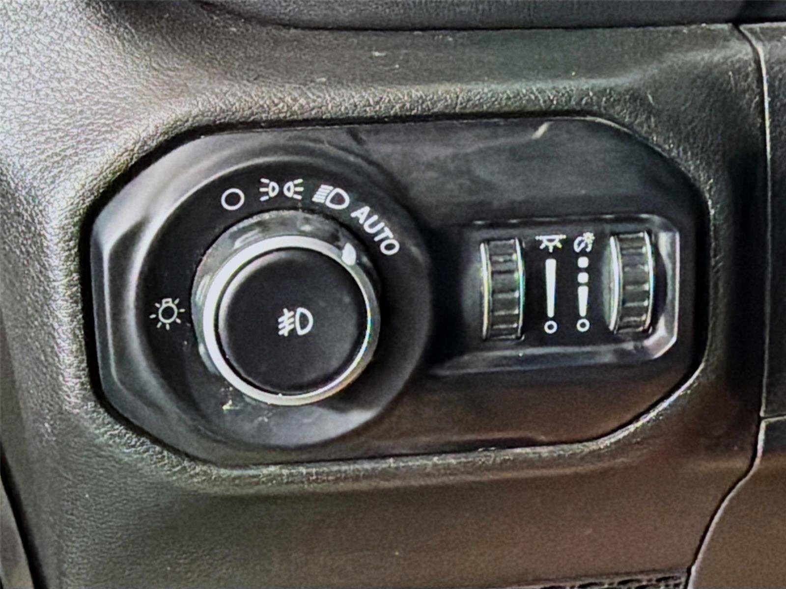 Used 2019 Jeep Wrangler Unlimited Sahara AWD/4WD image 10