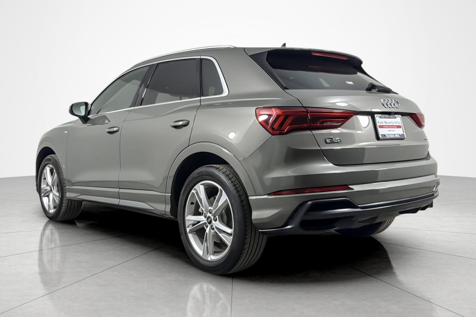 Used 2021 Audi Q3 2.0T Premium w/ Convenience Package AWD/4WD image 3