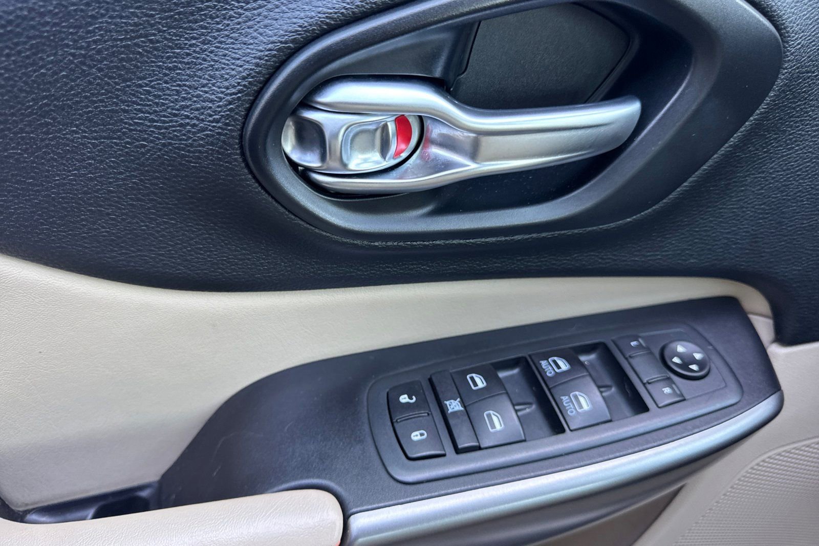 Used 2020 Jeep Cherokee Latitude AWD/4WD image 14