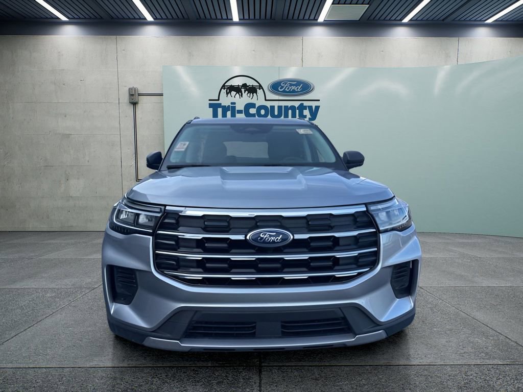 Used 2025 Ford Explorer Active AWD/4WD image 2