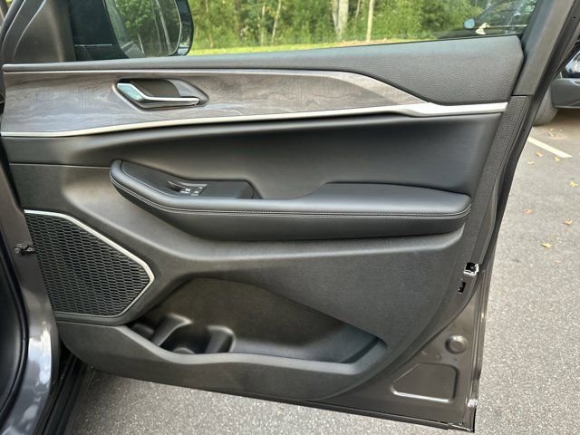 New 2025 Jeep Grand Cherokee Limited w/ Luxury Tech Group II image 14