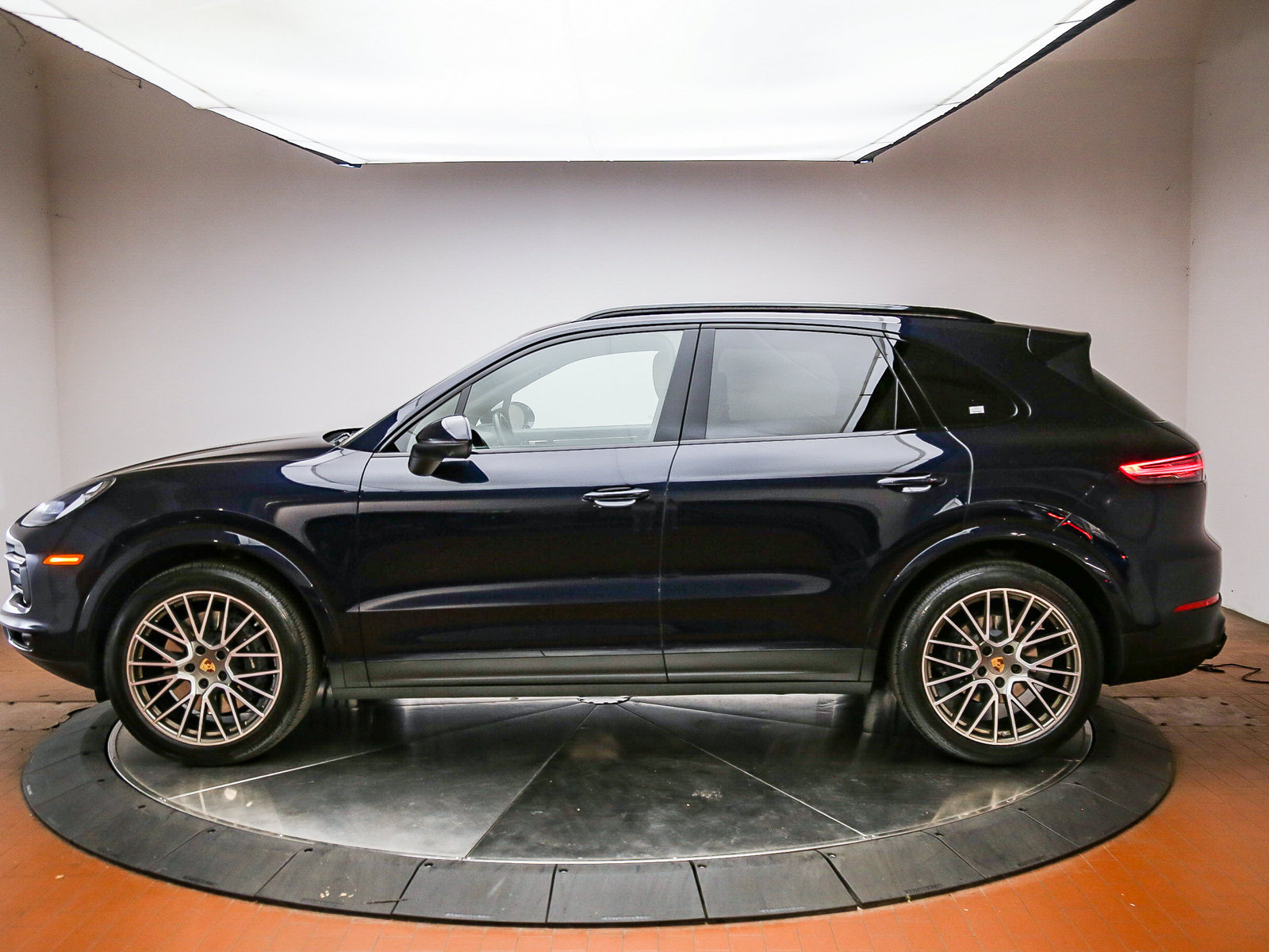 Certified 2023 Porsche Cayenne AWD/4WD image 2