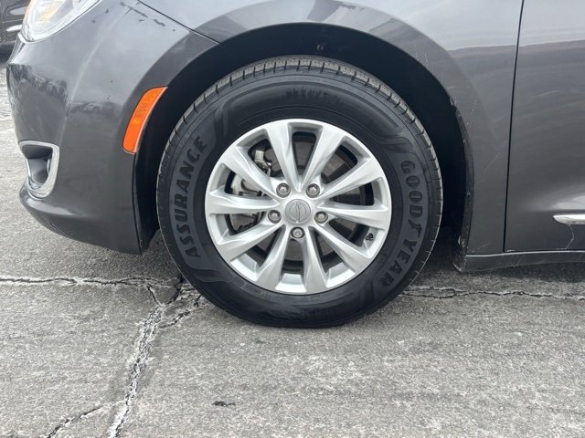 Used 2018 Chrysler Pacifica Touring-L Plus image 10