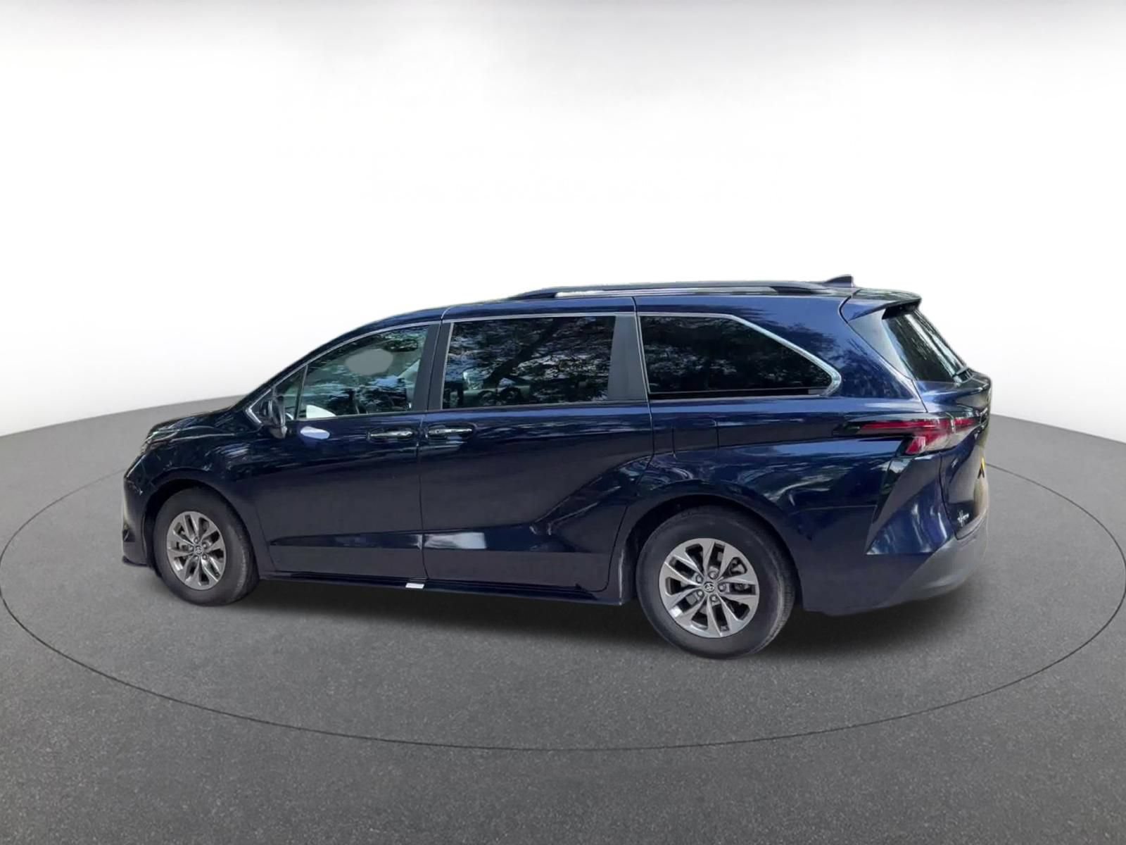 Used 2025 Toyota Sienna XLE FWD image 9