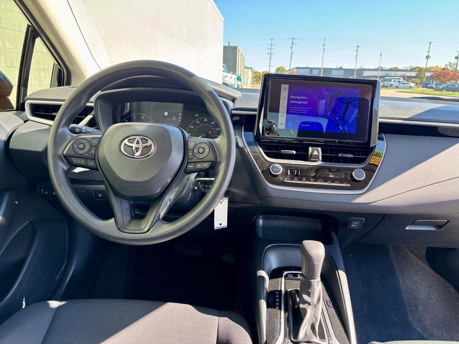 Used 2025 Toyota Corolla LE image 3