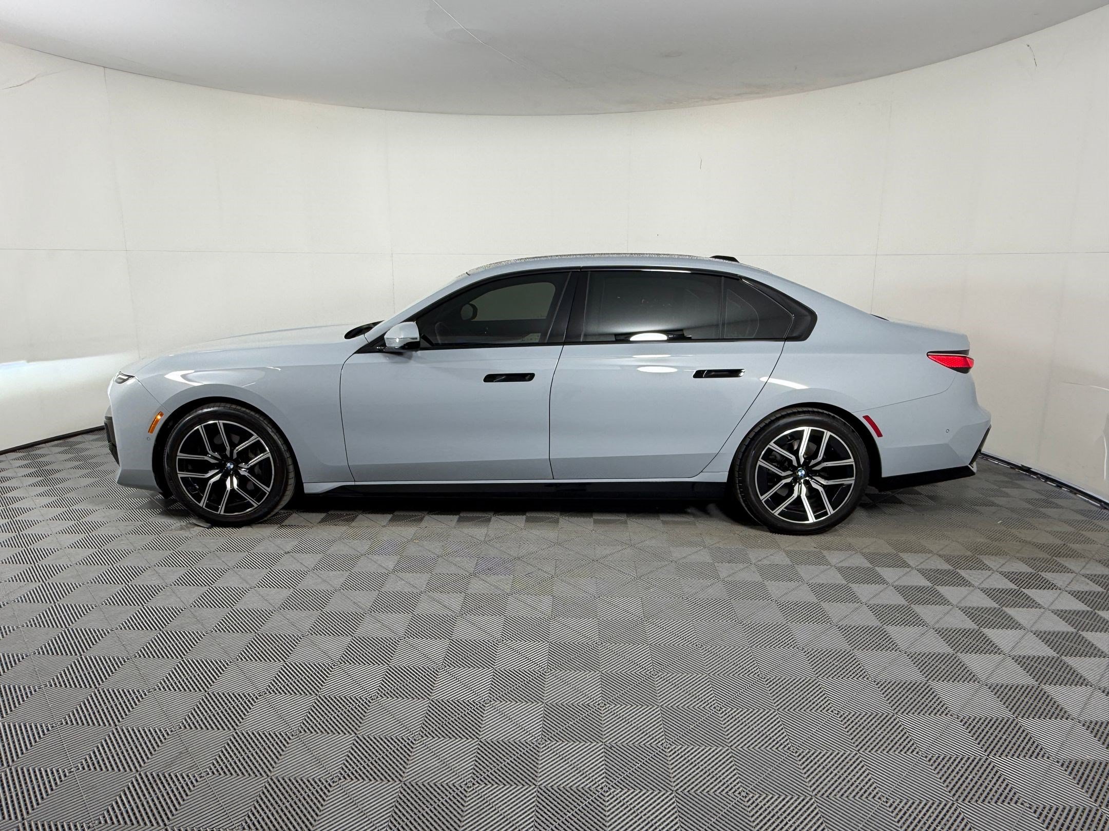 Certified 2024 BMW 740i xDrive AWD/4WD image 2