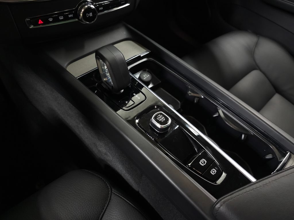 Certified 2025 Volvo XC60 B5 Plus AWD/4WD image 30