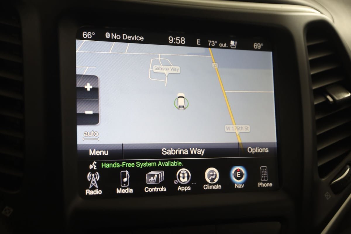 Used 2018 Jeep Cherokee Overland AWD/4WD image 9