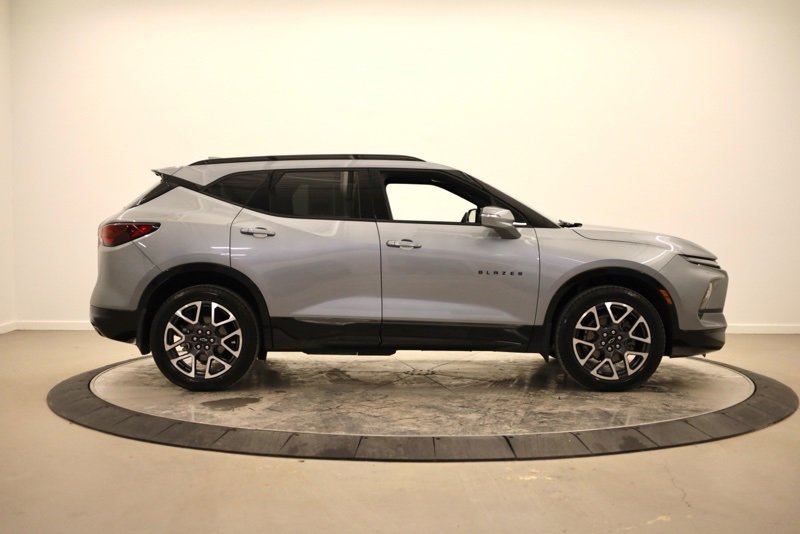 Used 2025 Chevrolet Blazer RS w/ Driver Confidence II Package image 2