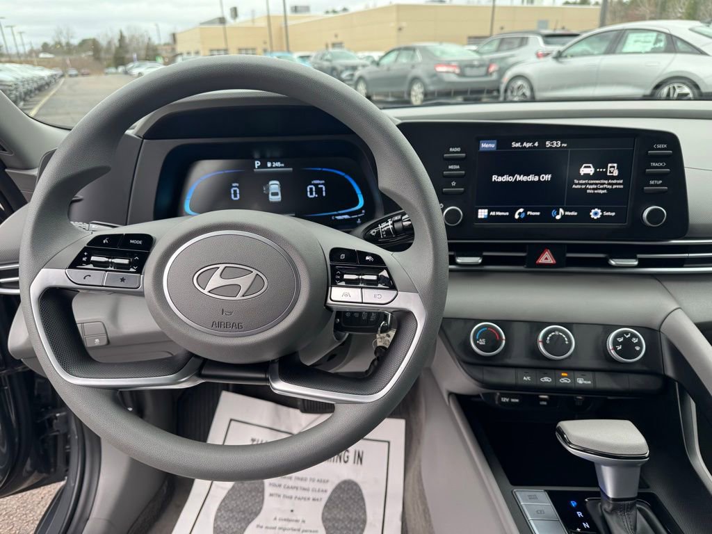 Used 2025 Hyundai Elantra SE image 24