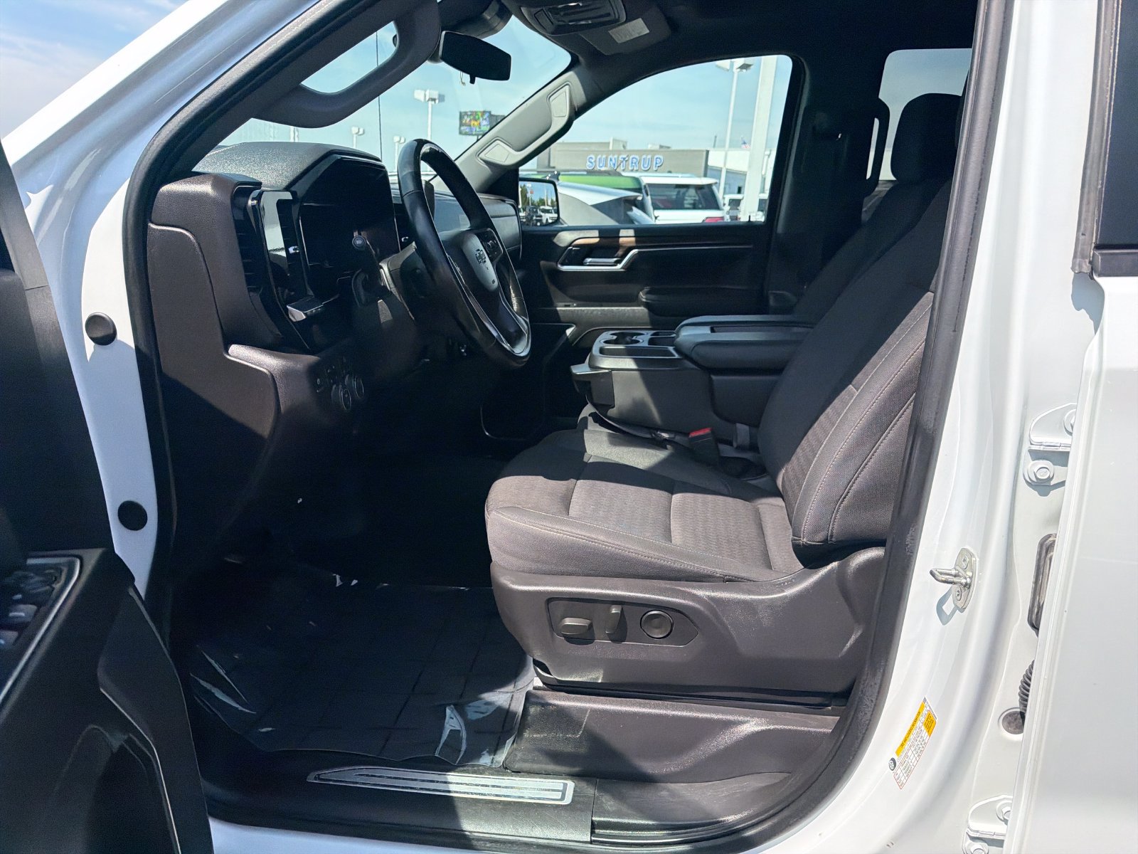 Used 2024 Chevrolet Silverado 1500 LT AWD/4WD image 10