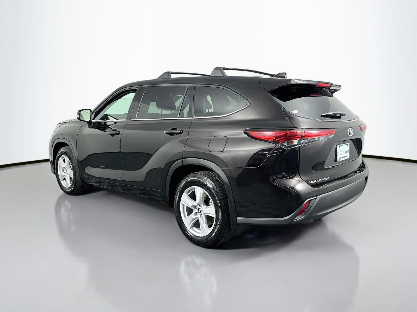 Used 2021 Toyota Highlander LE FWD image 5