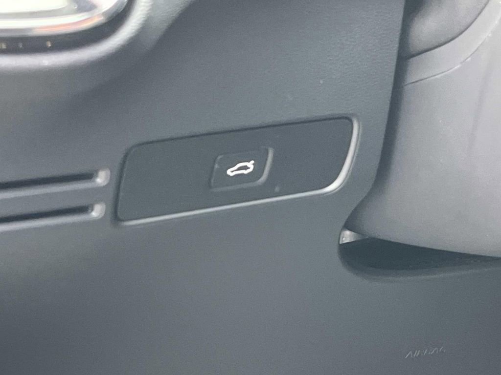 Used 2025 Volvo XC40 B5 Plus w/ Protection Package Premier image 27