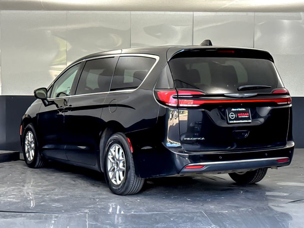 Used 2023 Chrysler Pacifica Touring-L FWD image 5