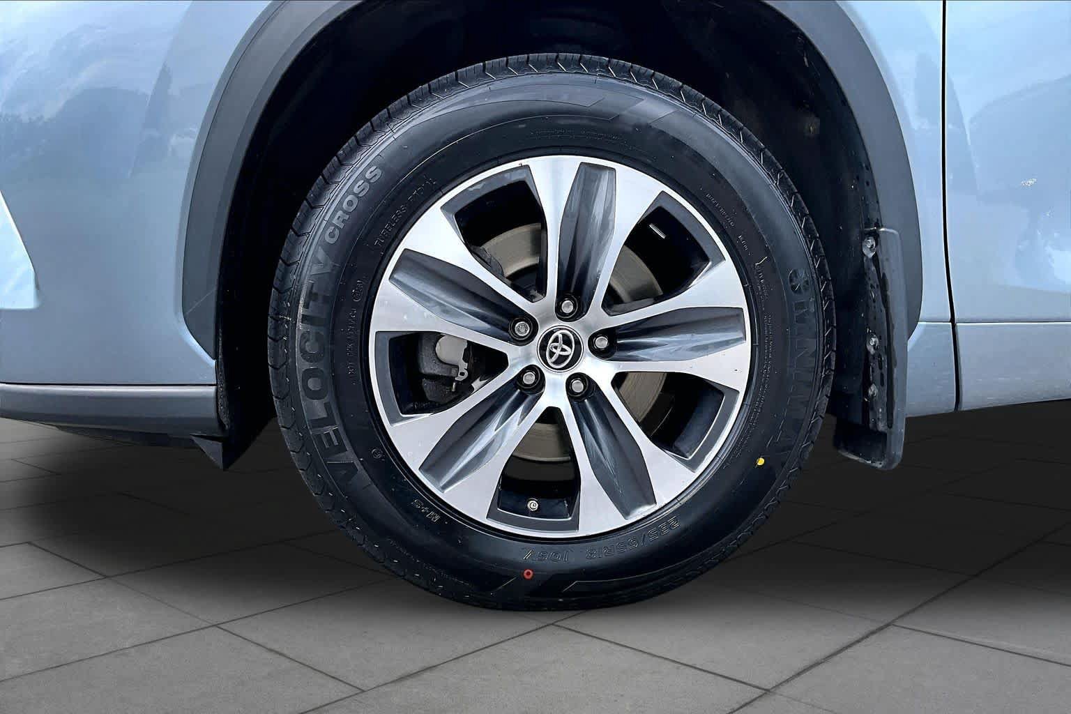 Used 2024 Toyota Highlander XLE AWD/4WD image 11