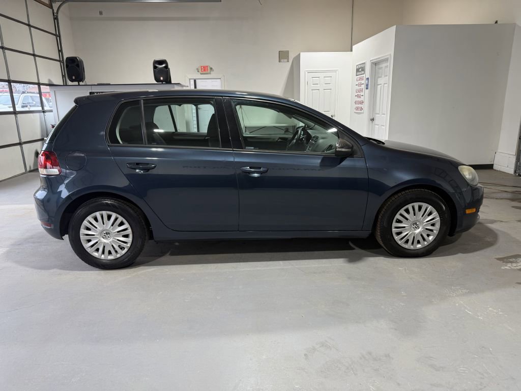 Used 2010 Volkswagen Golf 4-Door image 2