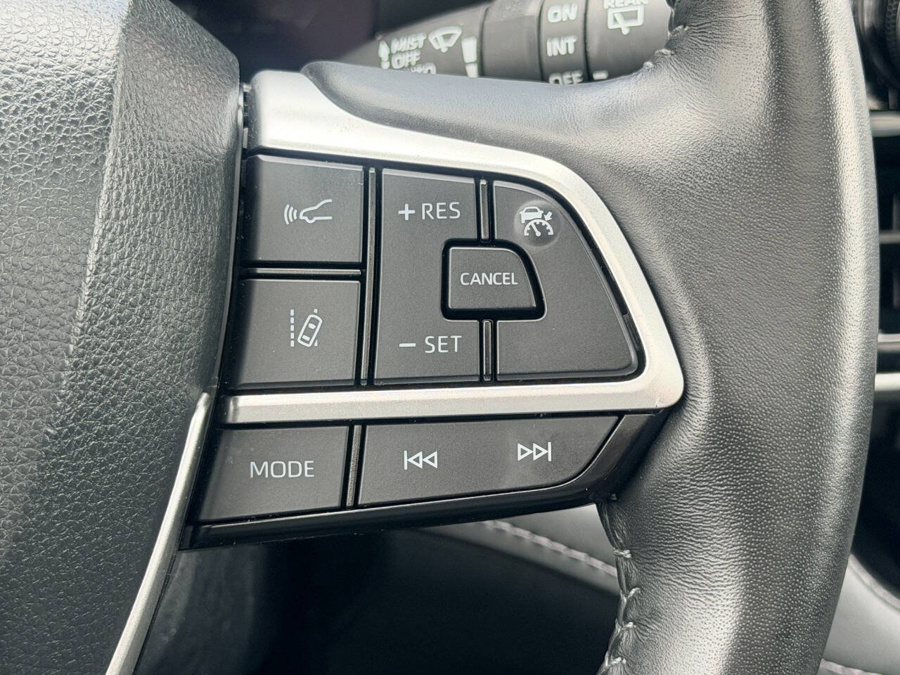 Used 2023 Toyota Highlander Platinum FWD image 41