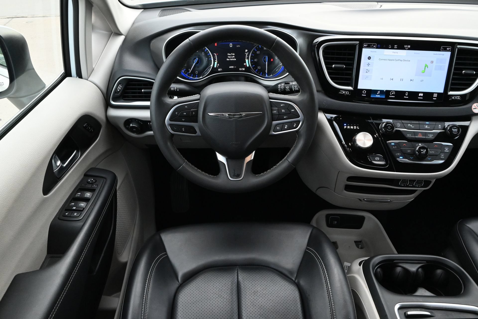 Used 2023 Chrysler Pacifica Touring-L FWD image 10