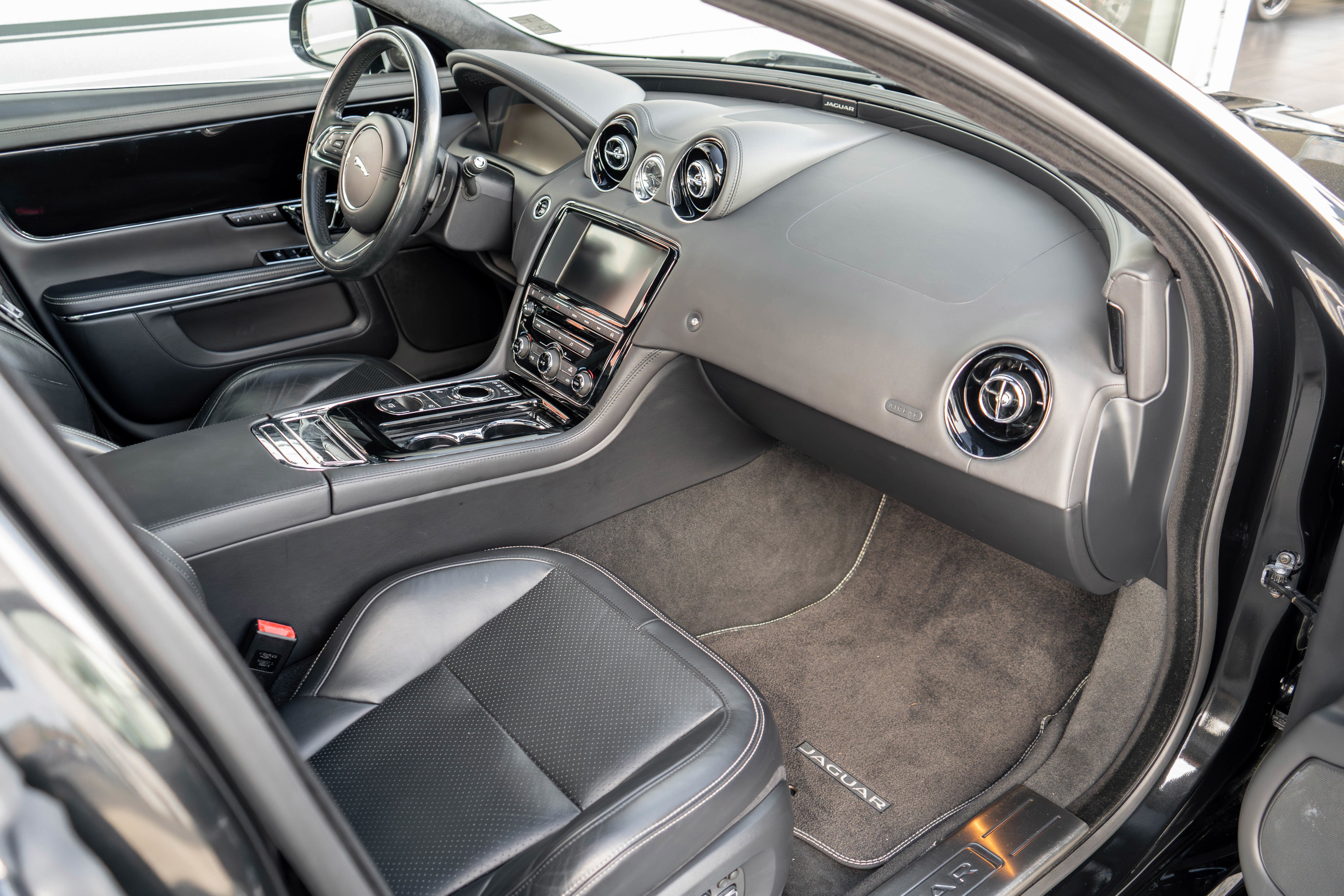 Used 2015 Jaguar XJ image 23