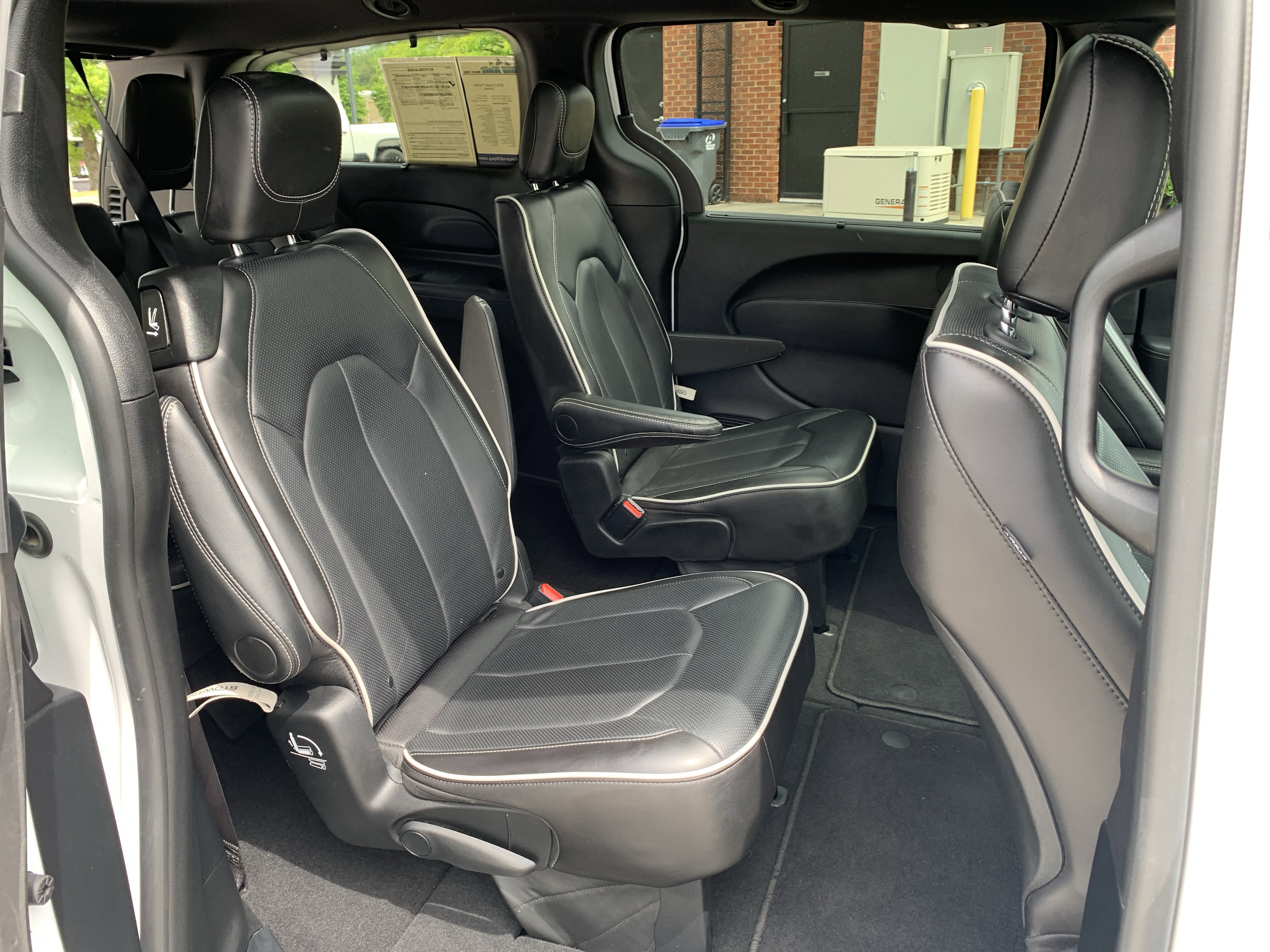 Used 2025 Chrysler Pacifica Limited FWD image 32