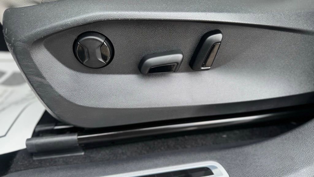 Used 2023 Volkswagen Tiguan SE R-Line image 17