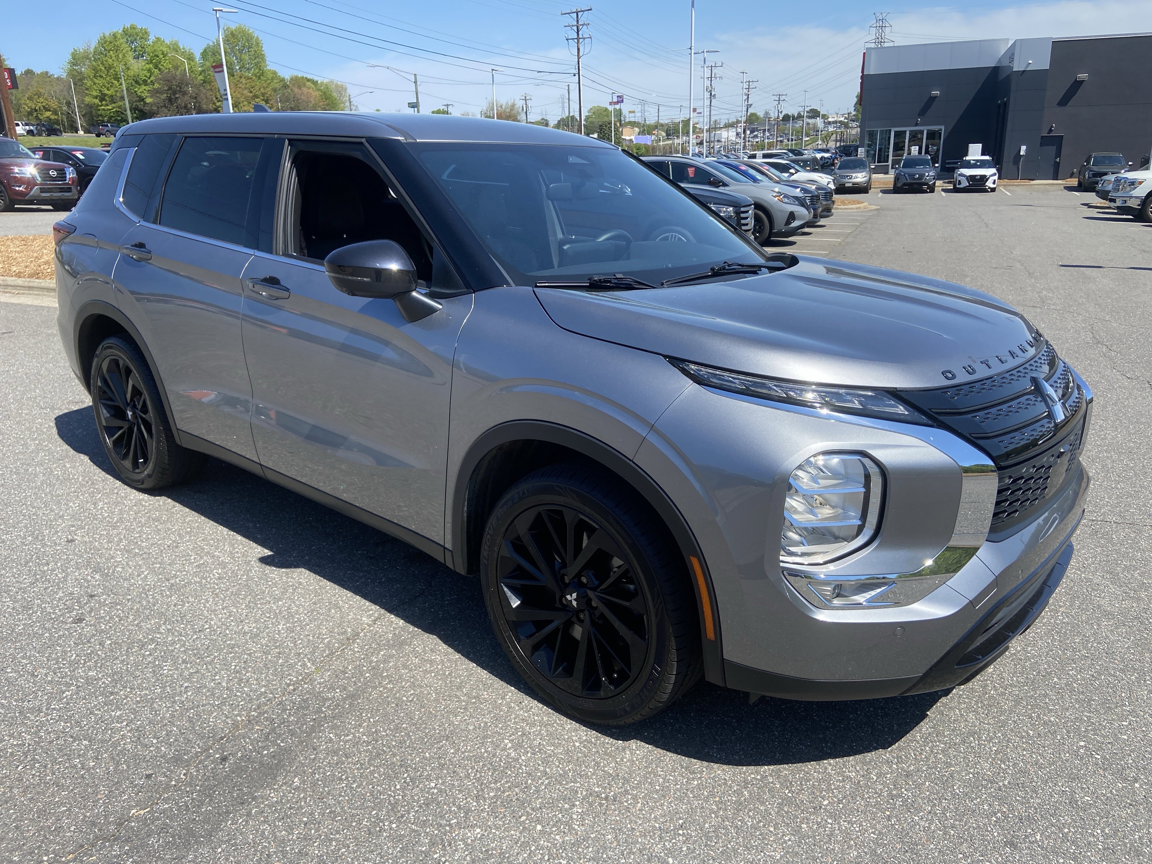 Used 2023 Mitsubishi Outlander SE Black Edition image 3
