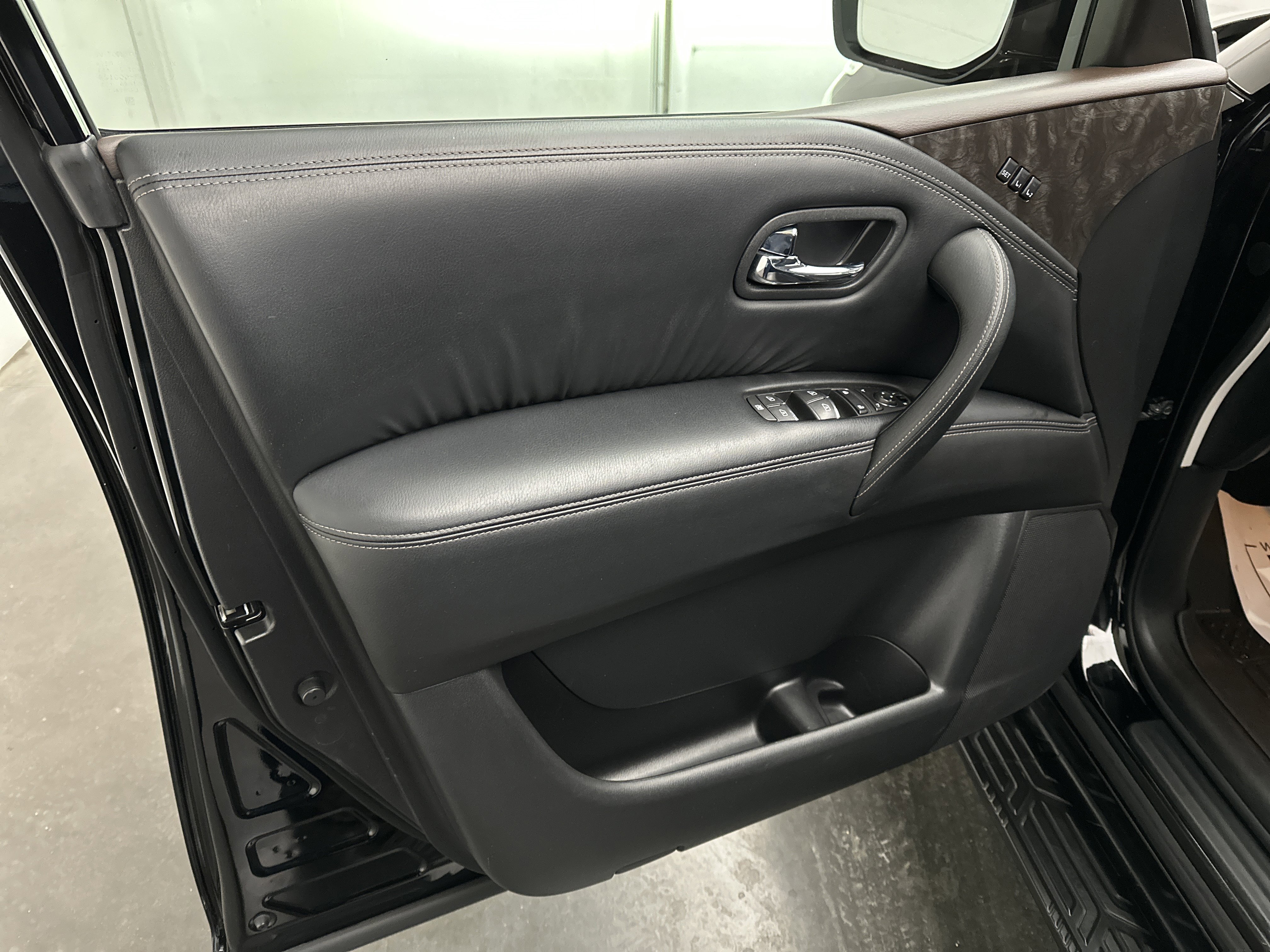 Used 2023 Nissan Armada Platinum image 21