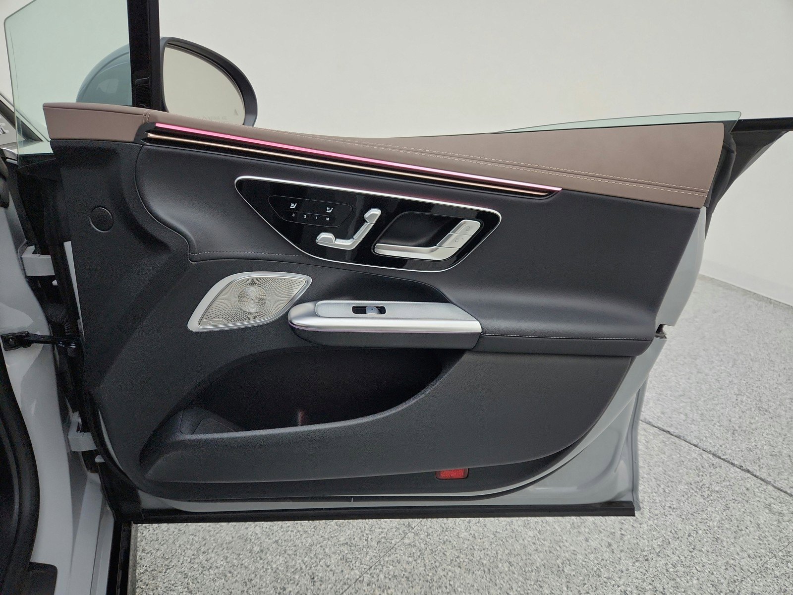 Used 2025 Mercedes-Benz EQE 500 4MATIC Sedan image 24