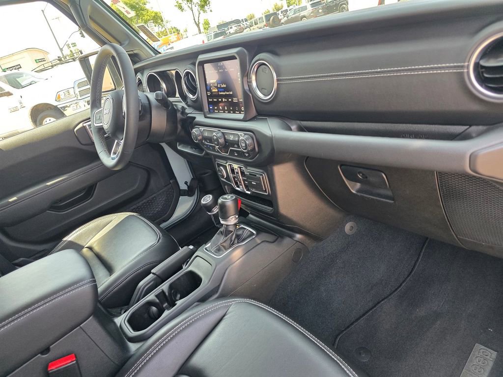 Used 2023 Jeep Wrangler Unlimited Sahara AWD/4WD image 22