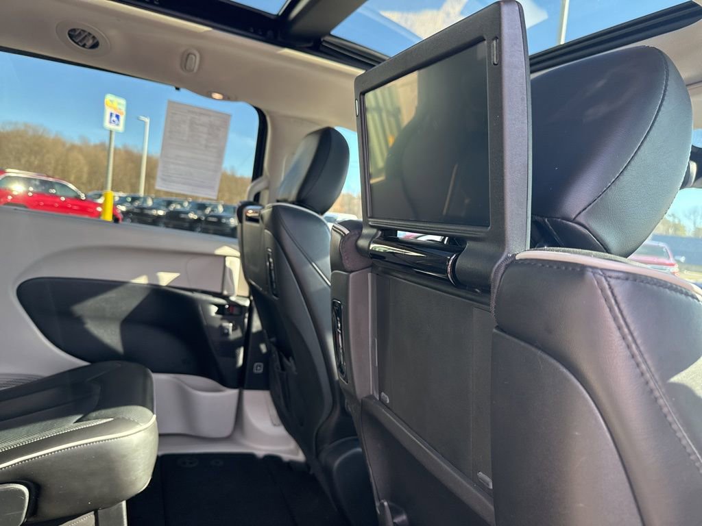 Used 2022 Chrysler Pacifica Limited w/ Uconnect Theater Family Group image 17