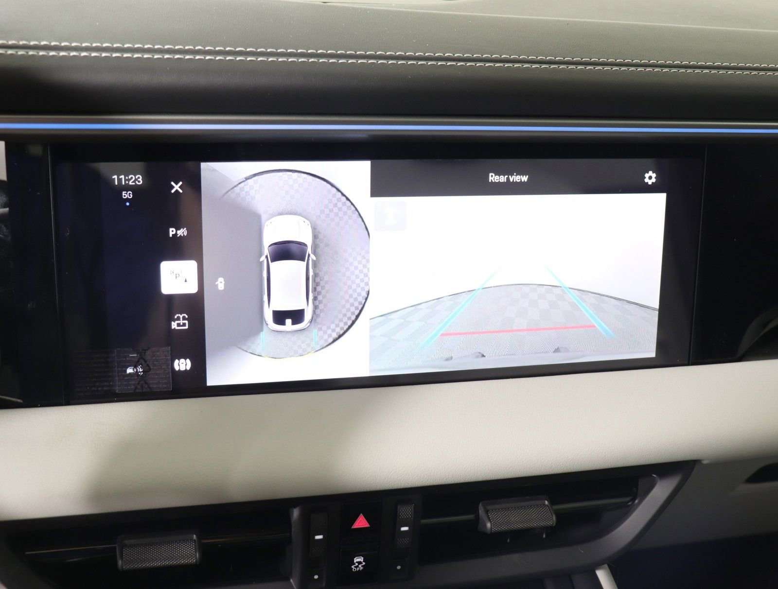 Certified 2025 Porsche Macan Electric RWD image 30
