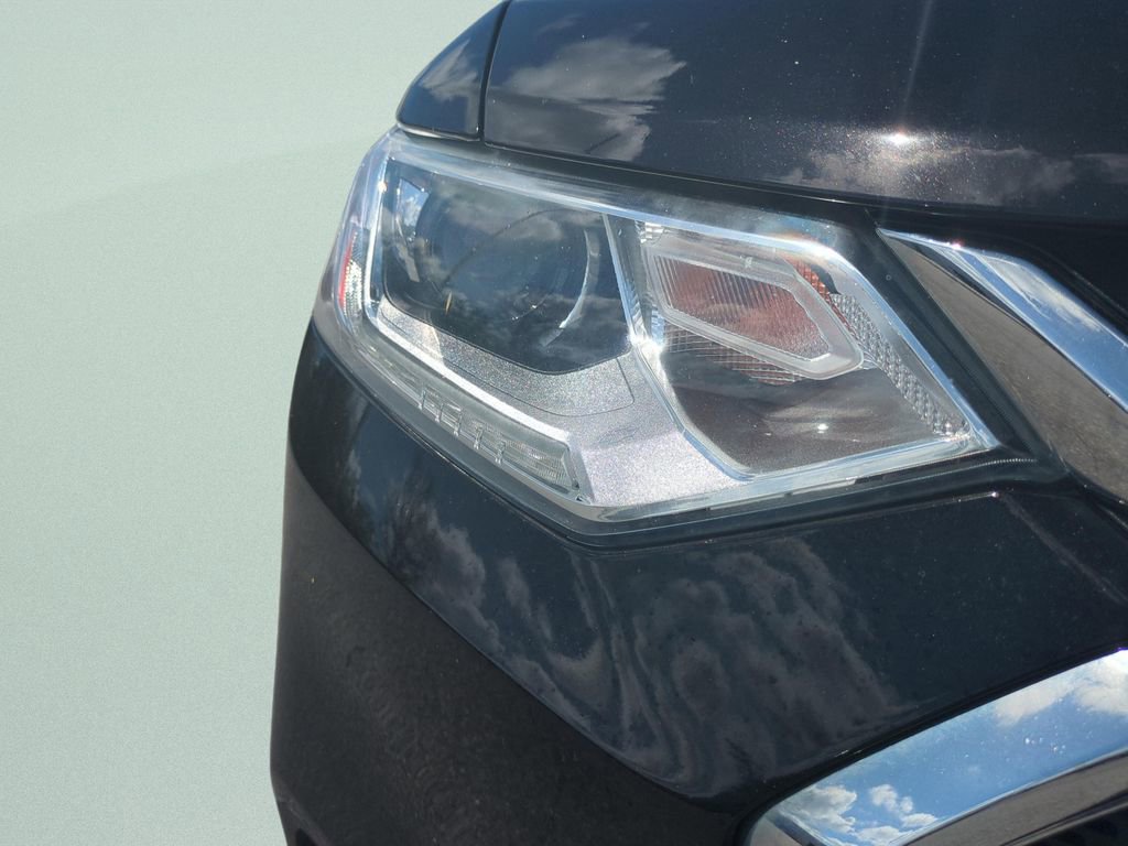 Used 2021 Chevrolet Traverse LS w/ LPO, Cargo Package image 9