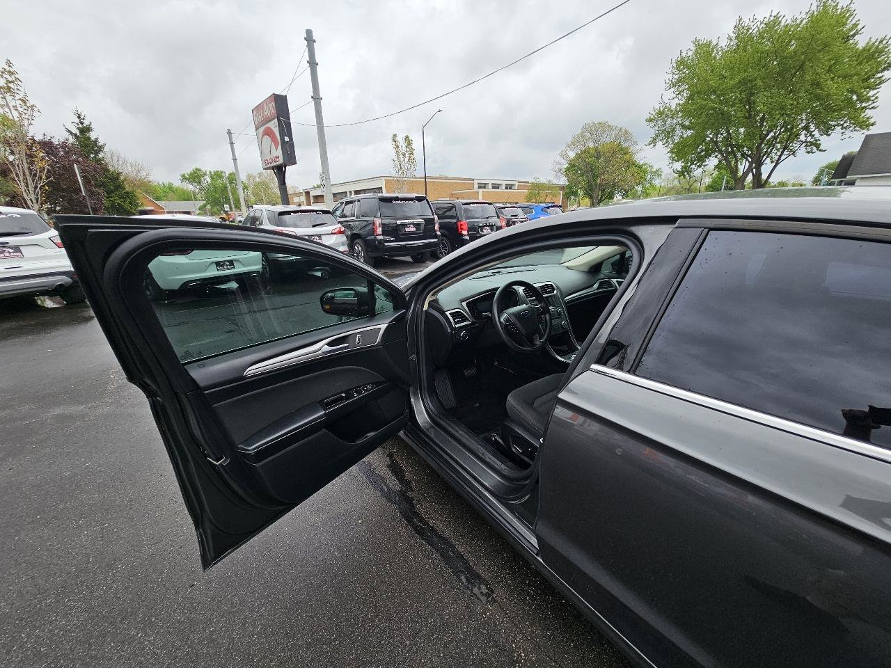 Used 2017 Ford Fusion SE FWD image 18