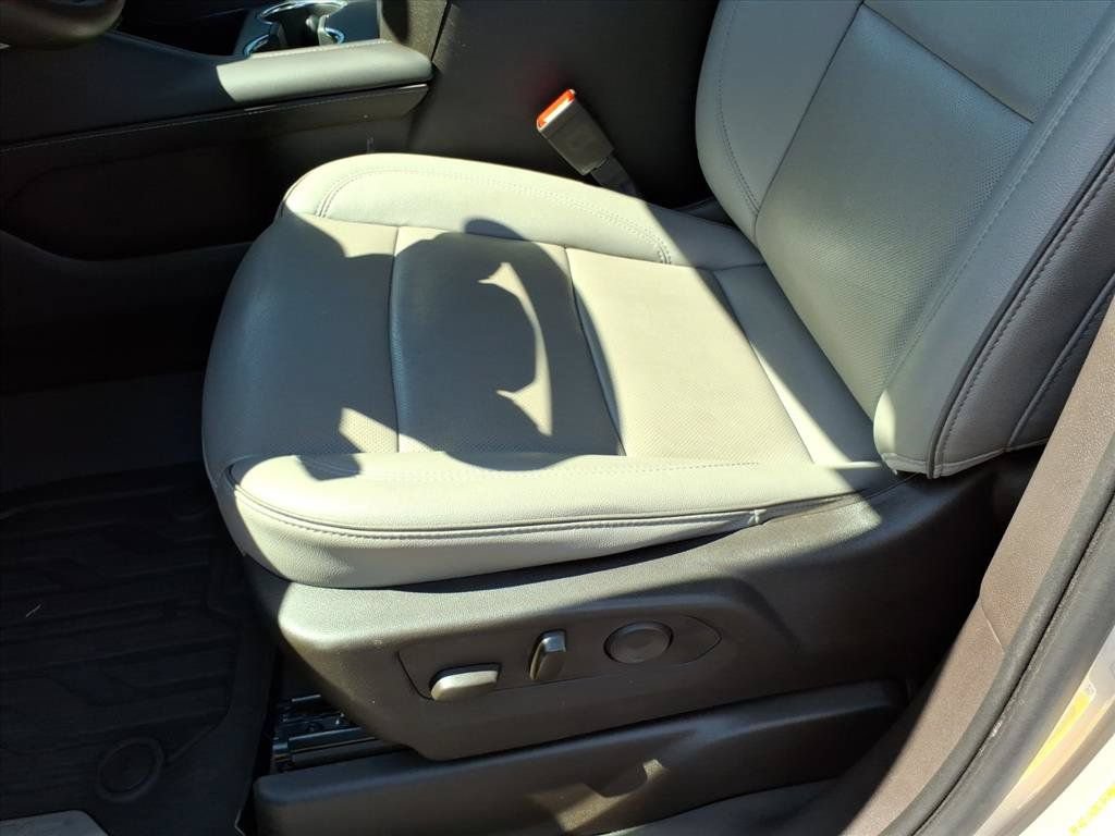 Used 2023 GMC Yukon XL SLT AWD/4WD image 22