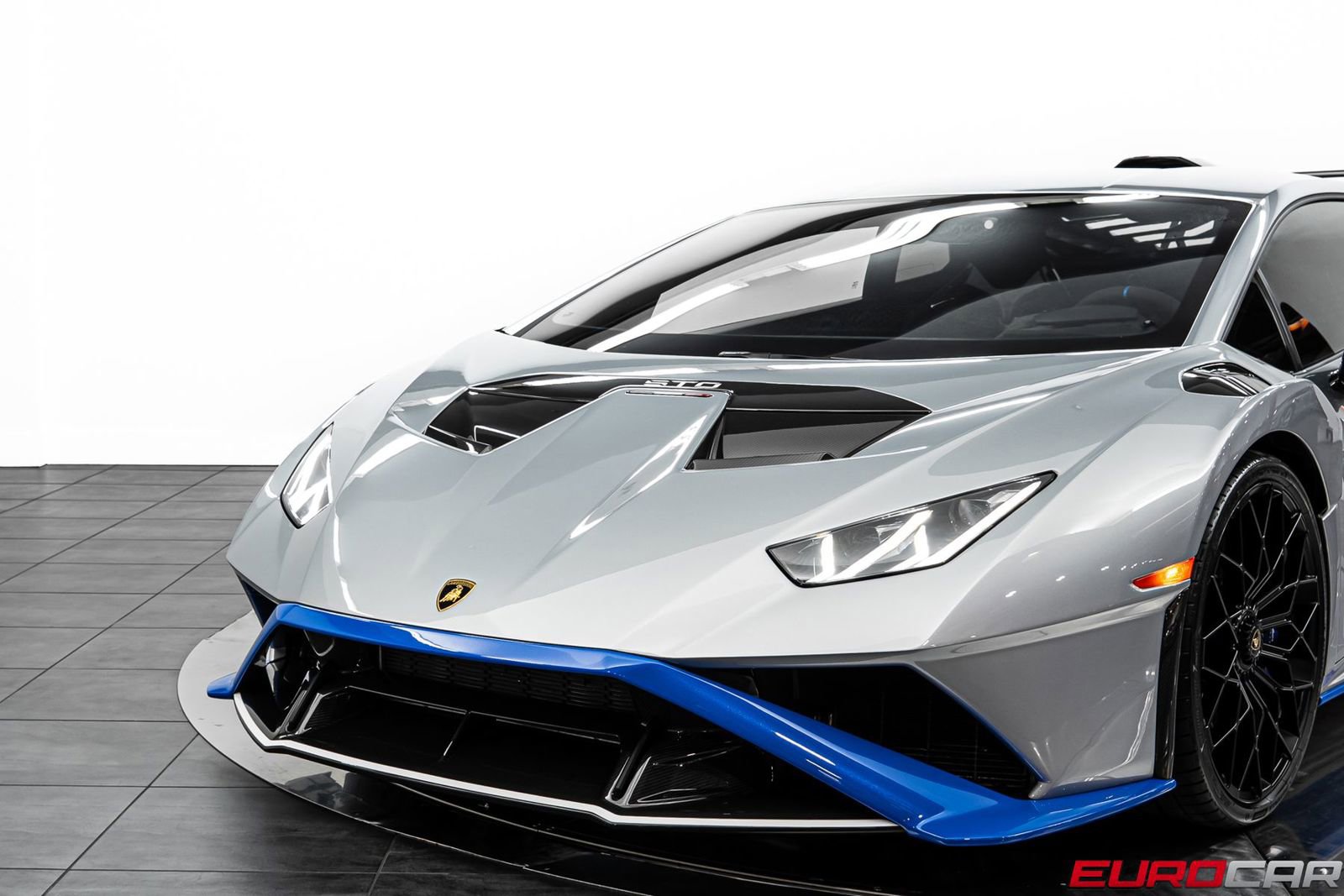 Used 2023 Lamborghini Huracan STO image 13