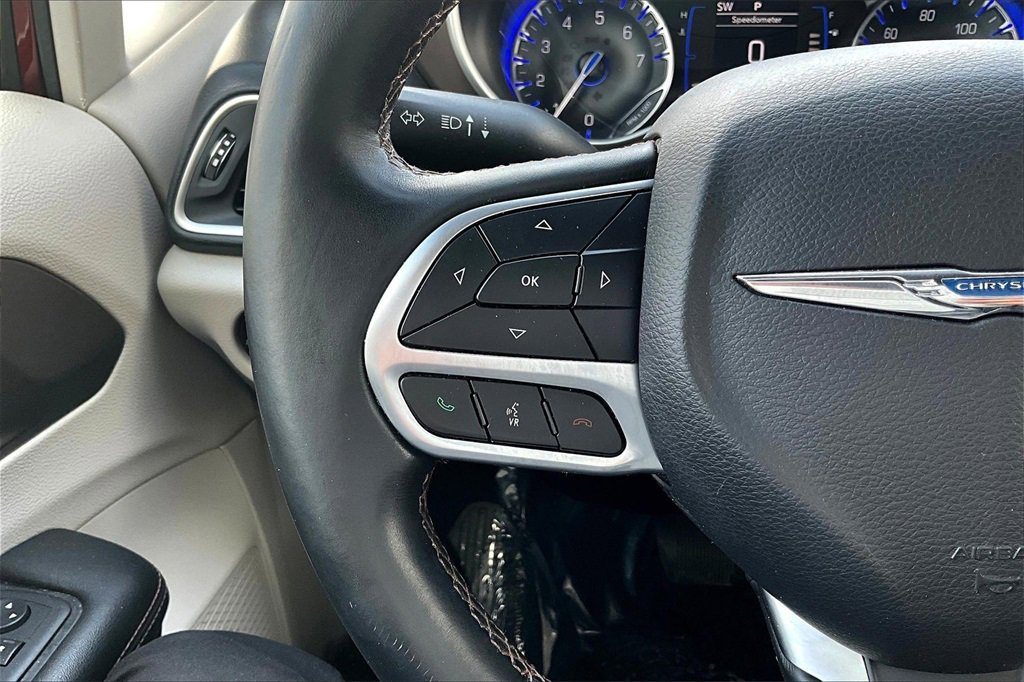 Used 2018 Chrysler Pacifica Touring-L image 10