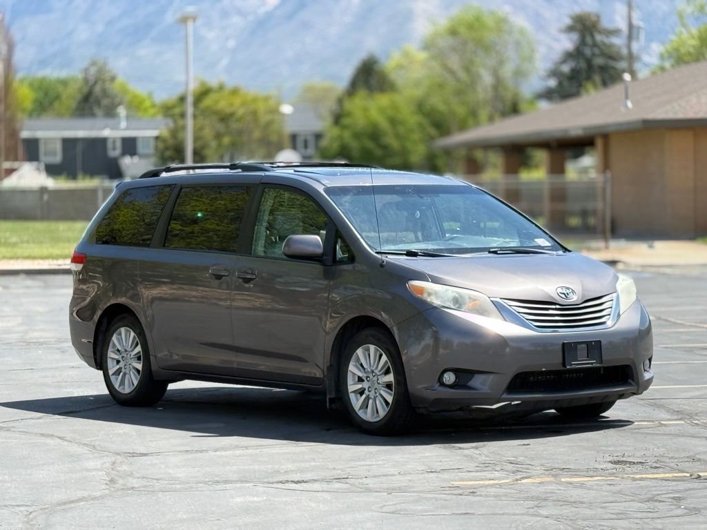Used 2013 Toyota Sienna XLE AWD/4WD image 3