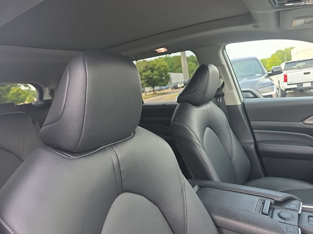 Used 2025 Toyota Grand Highlander AWD image 11