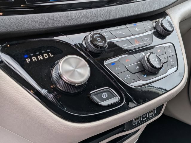 Used 2024 Chrysler Pacifica Touring-L FWD image 22