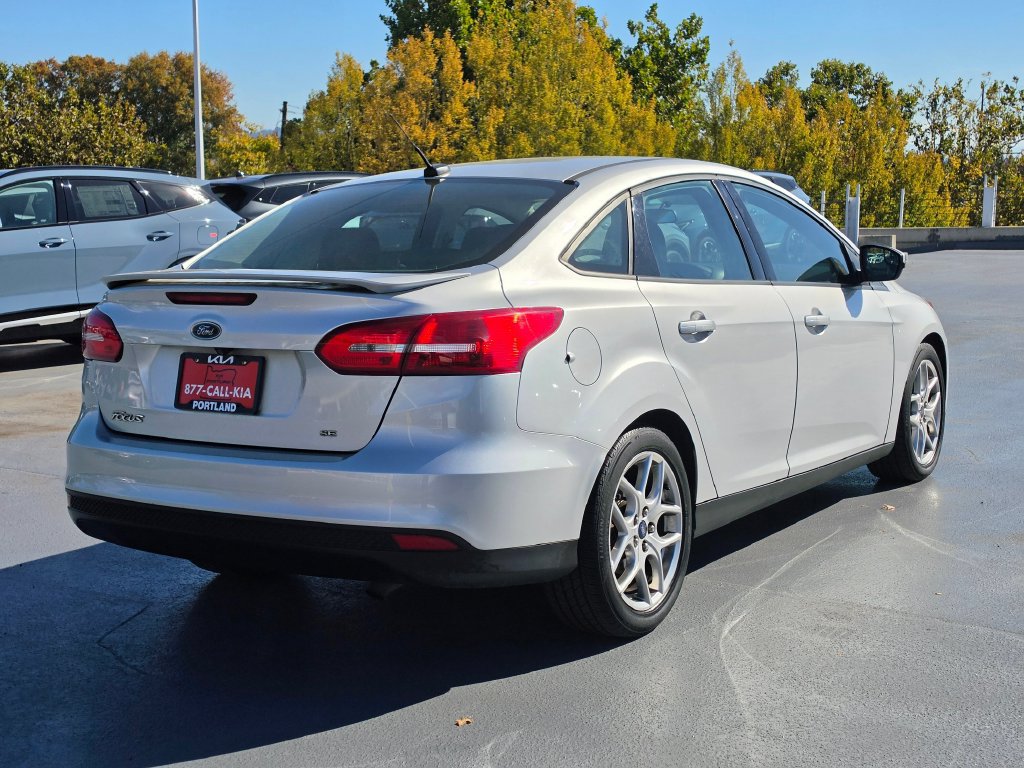 Used 2015 Ford Focus SE w/ Equipment Group 201A FWD image 3
