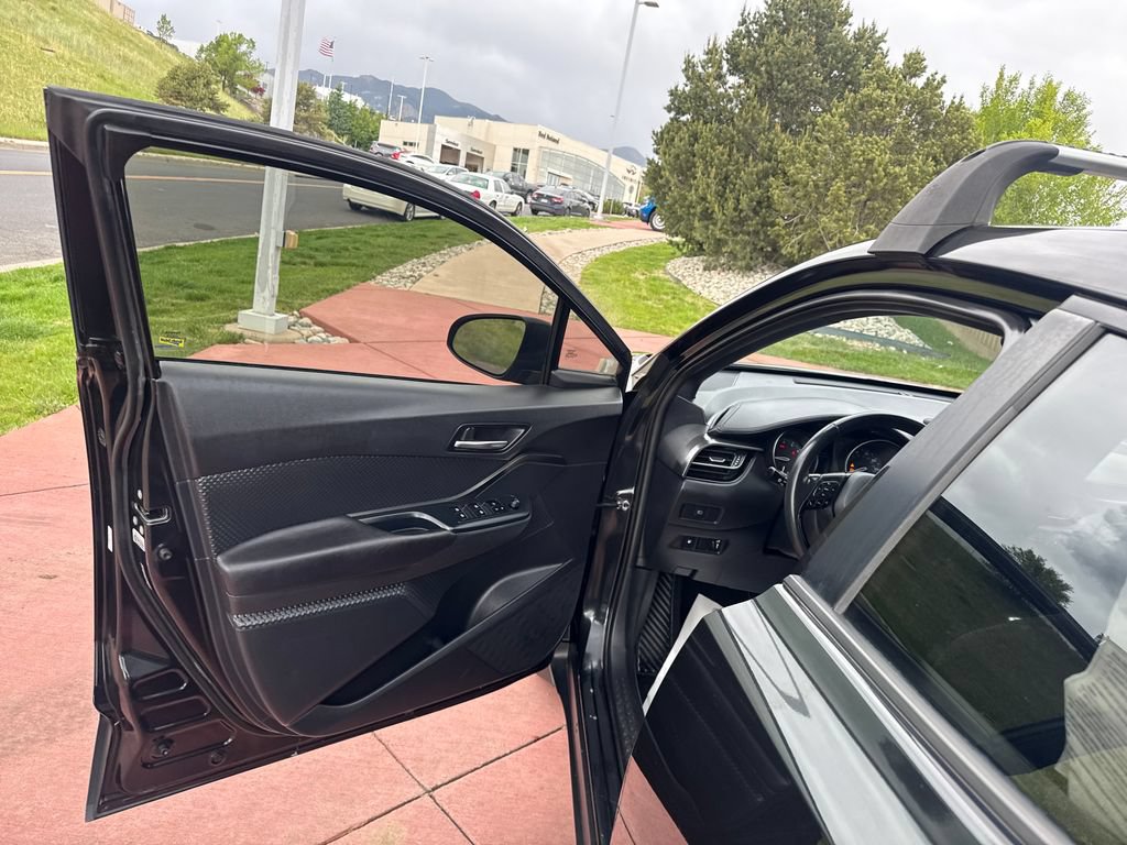 Used 2018 Toyota C-HR XLE FWD image 11