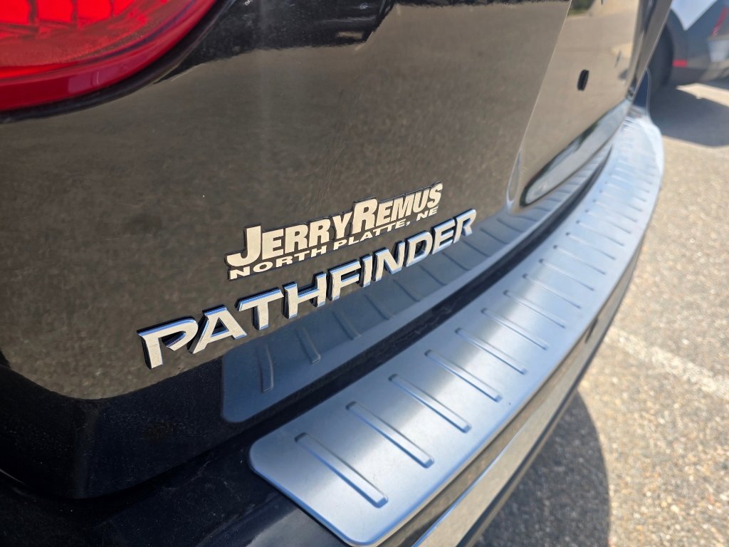 Used 2018 Nissan Pathfinder SL w/ Cargo Package AWD/4WD image 18