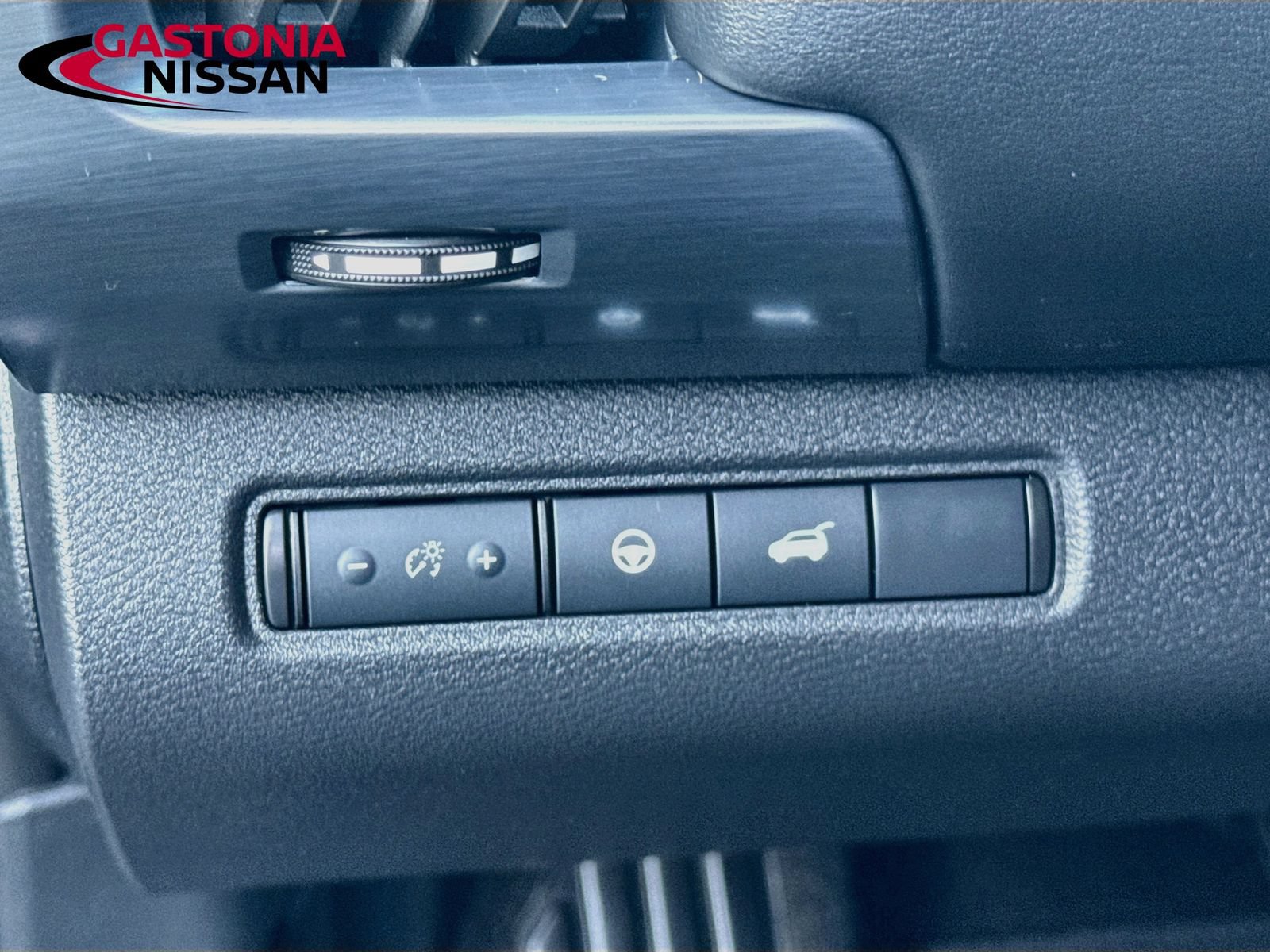 Used 2025 Nissan Pathfinder SL FWD image 13