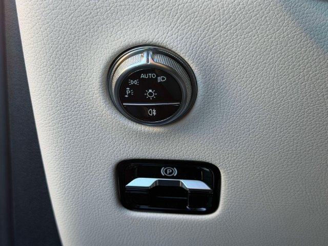 Used 2025 Mercedes-Benz GLC 300 4MATIC image 20