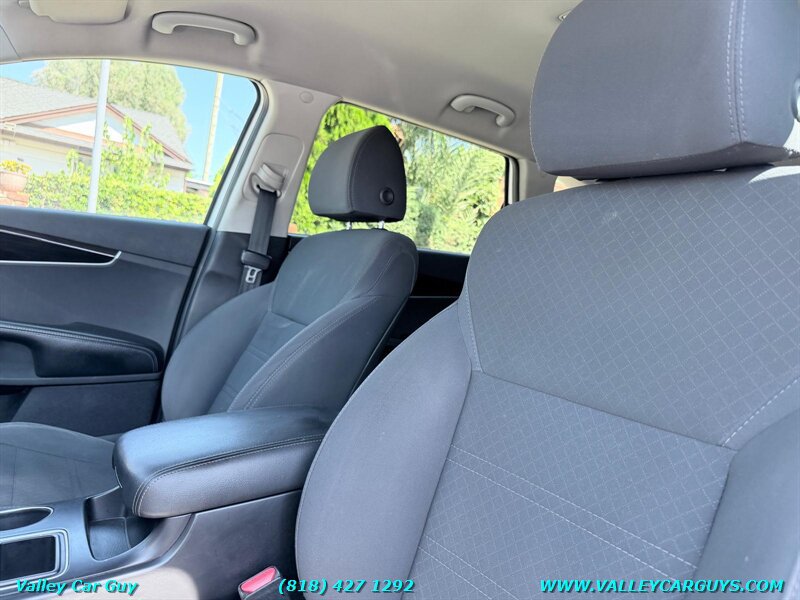 Used 2019 Kia Sorento FWD image 11