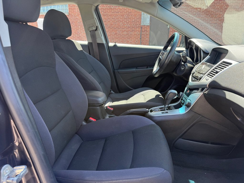 Used 2015 Chevrolet Cruze LT w/ Technology Package FWD image 9