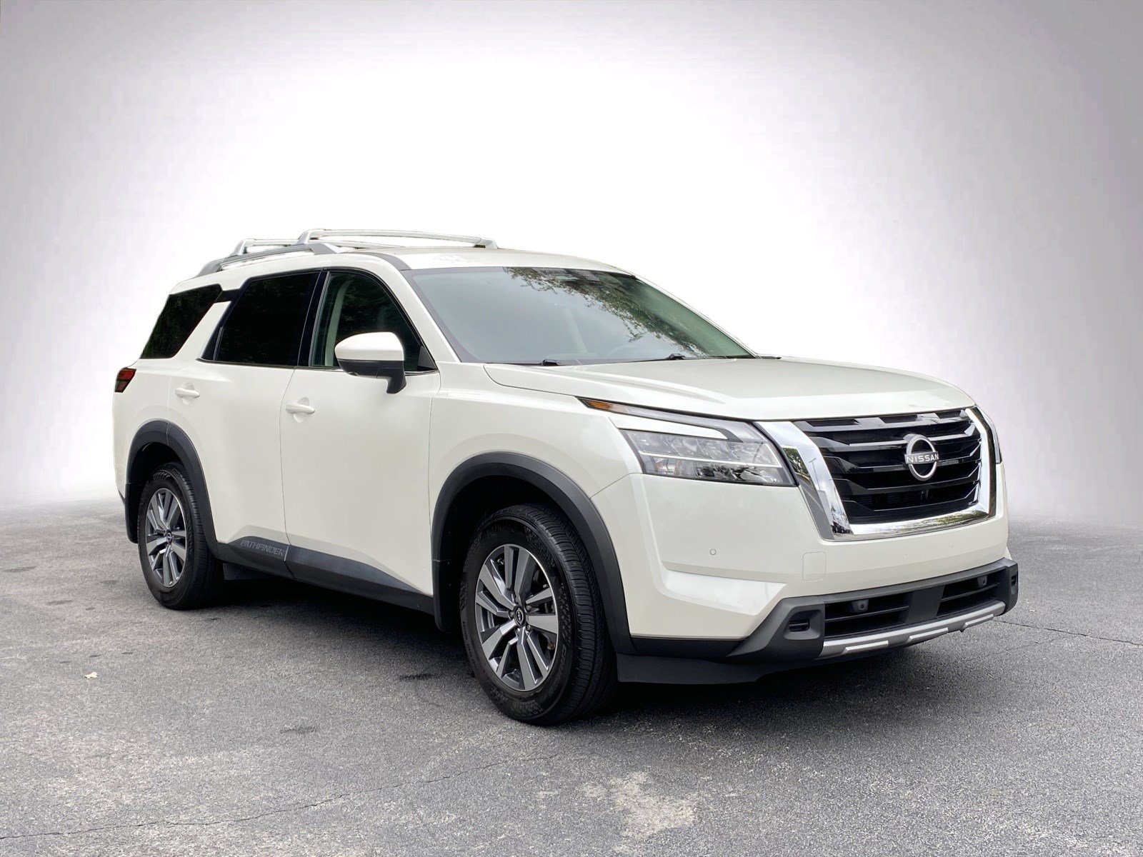 Used 2024 Nissan Pathfinder SL FWD image 2