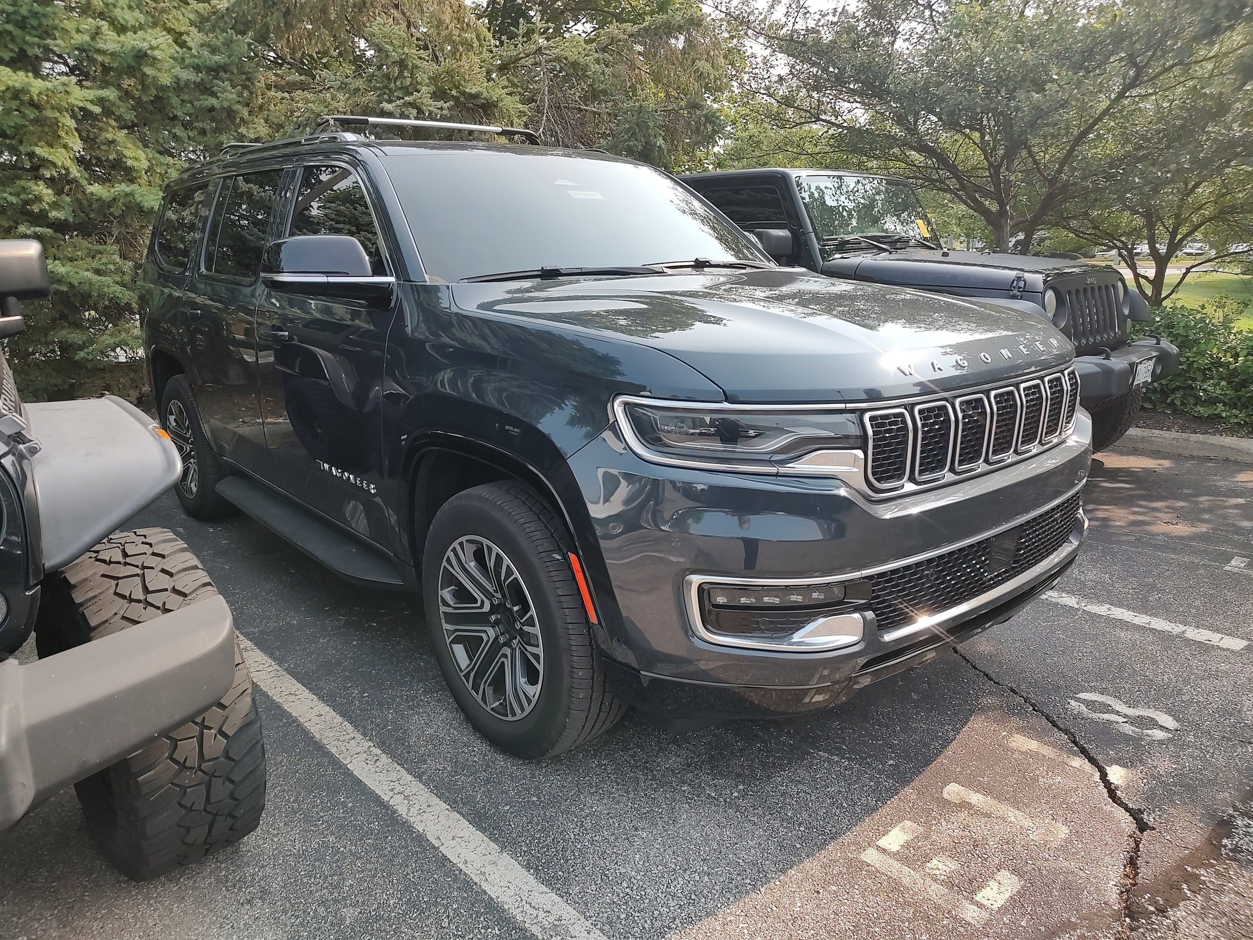 Used 2023 Jeep Wagoneer 4WD w/ Premium Group I image 2